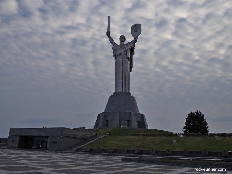 Bức tượng Rodina Mat (Ukraine) được xây dựng tại thành phố Kiev (Ukraine). Bức tượng làm bằng titan, đứng cao 62m, phần đế trụ là một viện bảo tàng. Độ cao tổng cộng của cả công trình này lên đến 102m và nặng hơn 560 tấn.